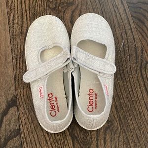 Brand new - not worn 1x. Never. Cienta girls silver size 32